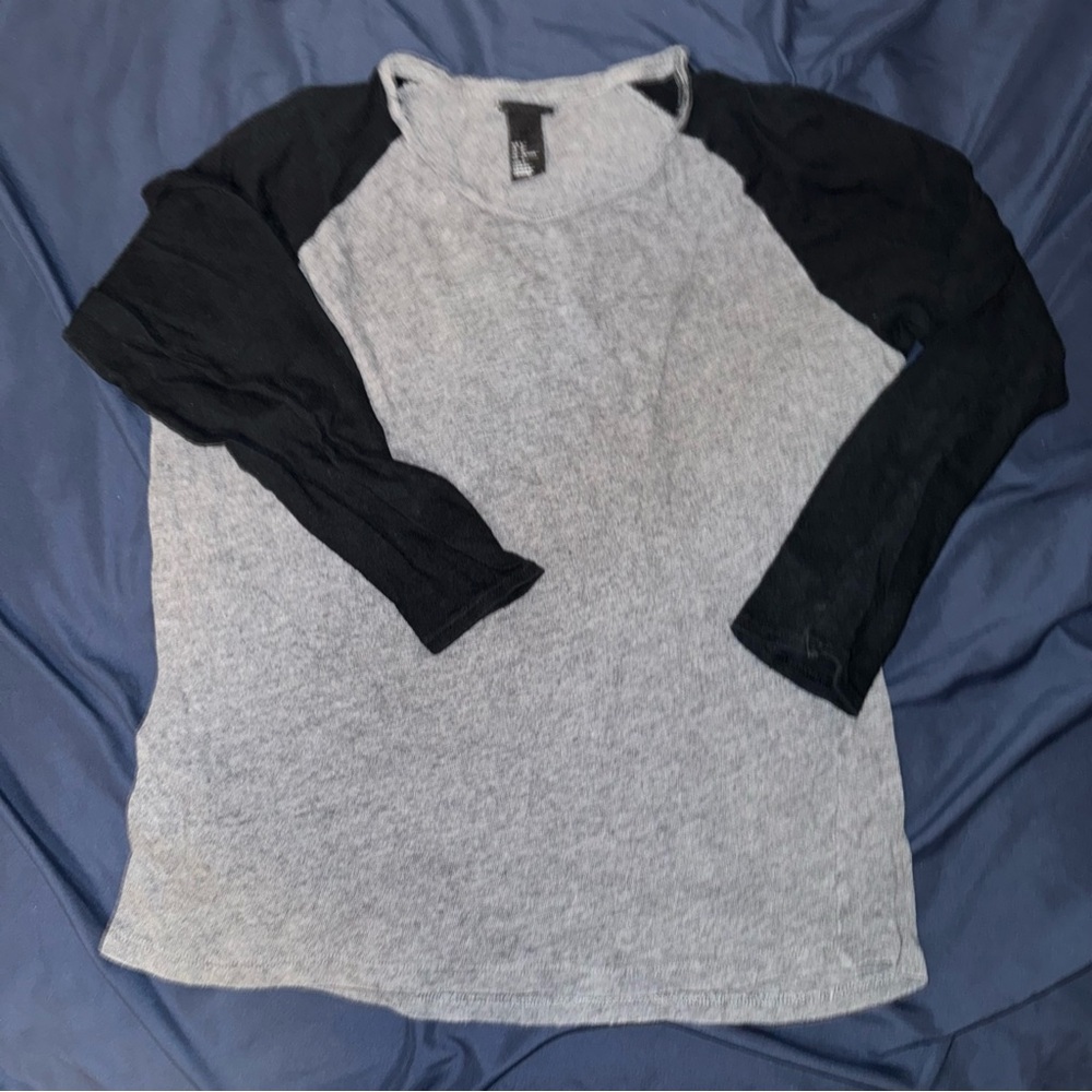 H&M Gray and Black Raglan Sleeve Men’s Top(USED)